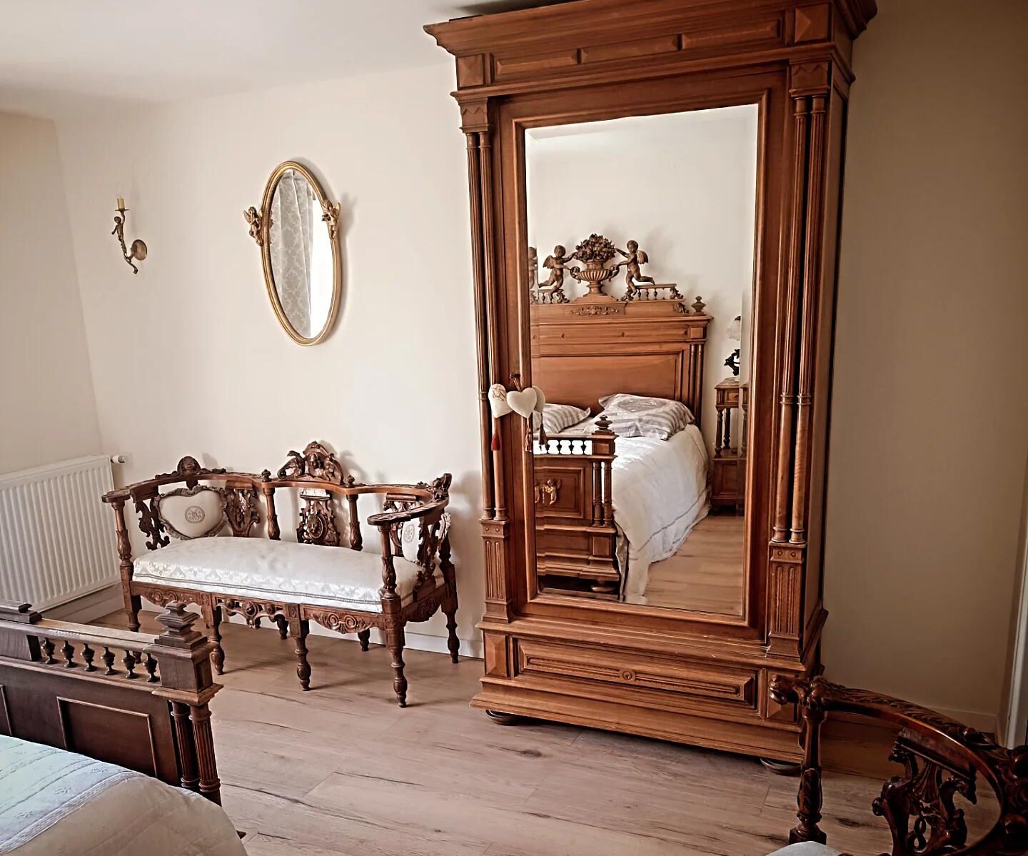 6 slaapkamers, een strijkplank/strijkijzer, reisbedje, gratis wifi