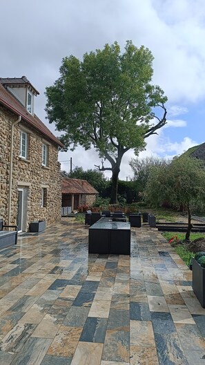 Terrace/patio - Lovely cottage for 15 country chic décoration quiet place to discover asap! (Saint-Cyr-sur-Morin)