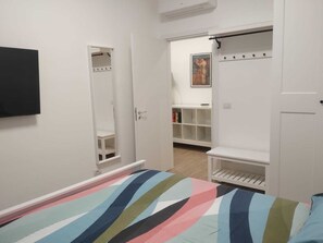 2 bedrooms, desk, free WiFi - Live & Love Catania (Catania)