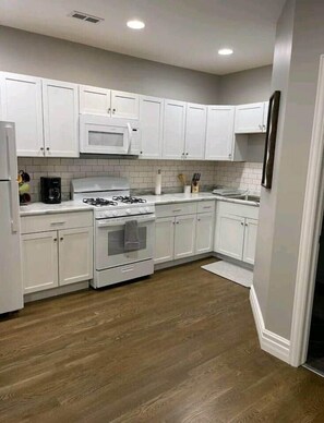 Private kitchen - Private Second Story Loft (La Porte)