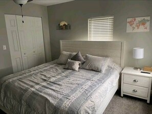 1 slaapkamer, een strijkplank/strijkijzer, wifi, beddengoed