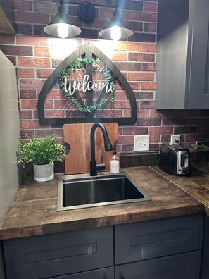 冷蔵庫、電子レンジ、オーブン、コンロ