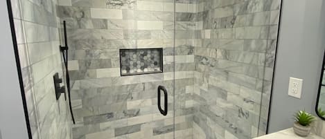 Secador de cabelo, toalhas de banho