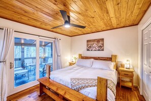 4 bedrooms, desk, free WiFi, bed sheets - Cozy Cabin: Hot Tub, Grill, Fire Pit & Game Room (Blue Ridge)