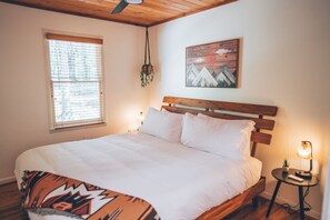 4 bedrooms, desk, free WiFi, bed sheets - Cozy Cabin: Hot Tub, Grill, Fire Pit & Game Room (Blue Ridge)
