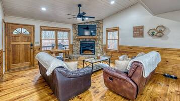 TV, caminetto, tavolo da calcetto, impianto stereo