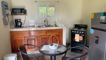 Micro-ondes, cafetiĂšre/bouilloire