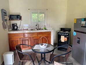 Mikrowelle, Wasserkocher mit Kaffee-/Teezubehör