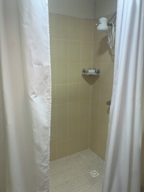 Shower, towels, soap, toilet paper - Escape to Paradise at Venus Lodging House, Alto Boquete (Alto Boquete)