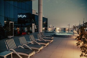 Pool - Luxury 3 Bedroom Sub Penthouse With Rooftop Pool (Dubai)