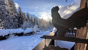 A wooden sign with a rooster and the word "BIENVENUE" in front of a snowy landscape with trees and mountains in the background. - Le 1853, charming 5* chalet with contemporary interior. Nature, peace and quiet. (Chamonix-Mont-Blanc)