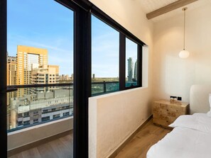 2 室のベッドルーム、デスク、アイロン / アイロン台、旅行用ベビーベッド