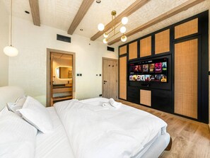 2 室のベッドルーム、デスク、アイロン / アイロン台、旅行用ベビーベッド