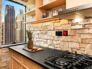 冷蔵庫、電子レンジ、オーブン、コンロ