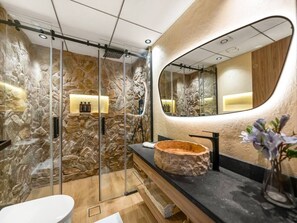 Haartrockner, HandtĂŒcher, Toilettenpapier