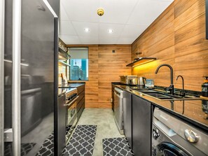 Een koelkast, een microgolfoven, een oven, een kookplaat