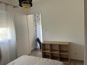 1 slaapkamer, een strijkplank/strijkijzer, wifi