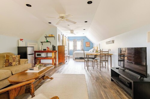 Lovely Studio Loft with Pool