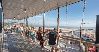 Norton Shores Retreat: Stylish Comfort in the Heart of the City