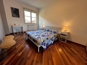1 slaapkamer, een strijkplank/strijkijzer, gratis wifi