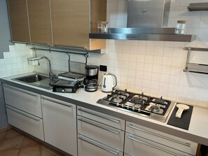 Een koelkast, een microgolfoven, een oven, een vaatwasser