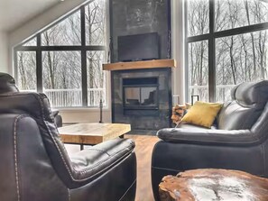 Fireplace, table football - Le chïc, Chalets Bookmark : Le Chïc (Eastman)