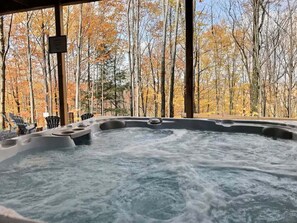 Outdoor spa tub - Le chïc, Chalets Bookmark : Le Chïc (Eastman)
