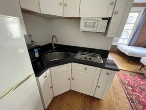 Appartement classique, vue sur la ville | Cuisine privée | Réfrigérateur, four à micro-ondes, surface de cuisson