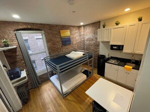 Departamento familiar | Área de sala de estar | Televisión de pantalla plana de 30 pulgadas con canales digitales 