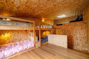 4 bedrooms, travel cot, free WiFi, bed sheets