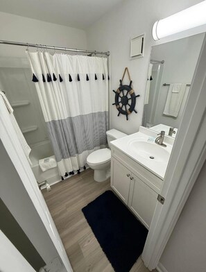 Haartrockner, Handtücher, Seife, Toilettenpapier