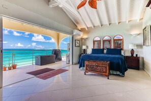 3 bedrooms, in-room safe, desk, iron/ironing board - The Penthouse at LaSiesta 

Stunning views in luxurious surroundings! (Simpson Bay)