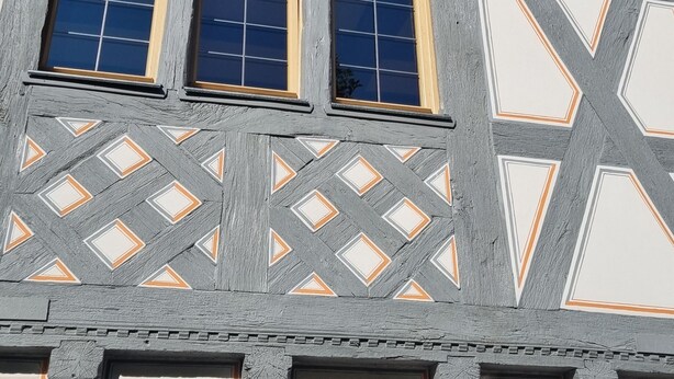 A half-timbered building with a steeply pitched roof and three visible windows. - Schmuckstück Maikammer - unique atmosphere with that certain something Whg. 5 (Maikammer)