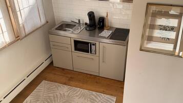 Kühlschrank, Mikrowelle, Herdplatte, Geschirrspüler