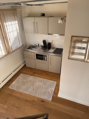 Réfrigérateur, micro-ondes, plaque de cuisson, lave-vaisselle