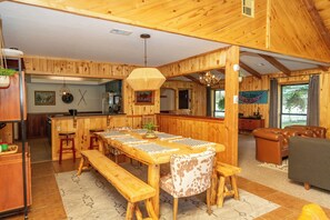 Dining - Early Spring brings Early Outdoor time - Fish the Rio, Sleeps 14 Comfortably (South Fork)