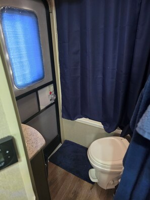 Hair dryer, towels, soap, toilet paper - Cozy RV in peaceful Sandia with WiFi, AC,Lake Corpus Chrisit Access nearby (Sandia)