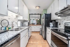 Refrigerador, microondas, horno y parrilla de estufa 