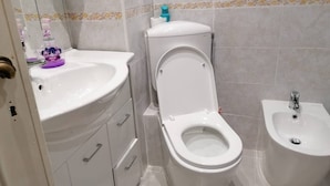 Ein Badezimmer mit Toilette, Bidet und Waschbecken.