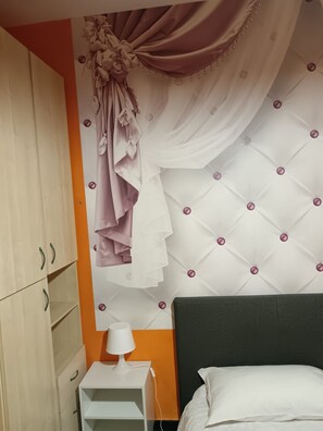 2 bedrooms, WiFi, bed sheets - Near center (Genova)