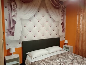 2 bedrooms, WiFi, bed sheets - Near center (Genova)