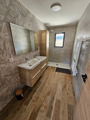 Shower, hair dryer, toilet paper