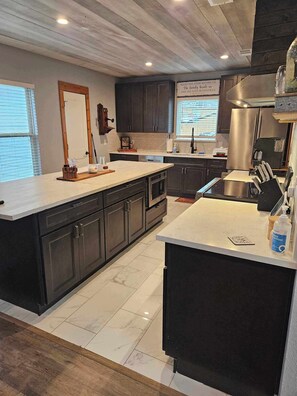 Mikrobølgeovn, ovn, kokeplater og oppvaskmaskin