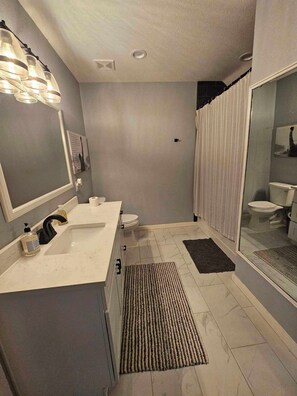 Hårtork, handdukar, tvål och toalettpapper