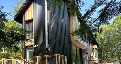110 Wood Smoke - Modern Wilderness Lakehouse only 6 minutes to Edelweiss Ski