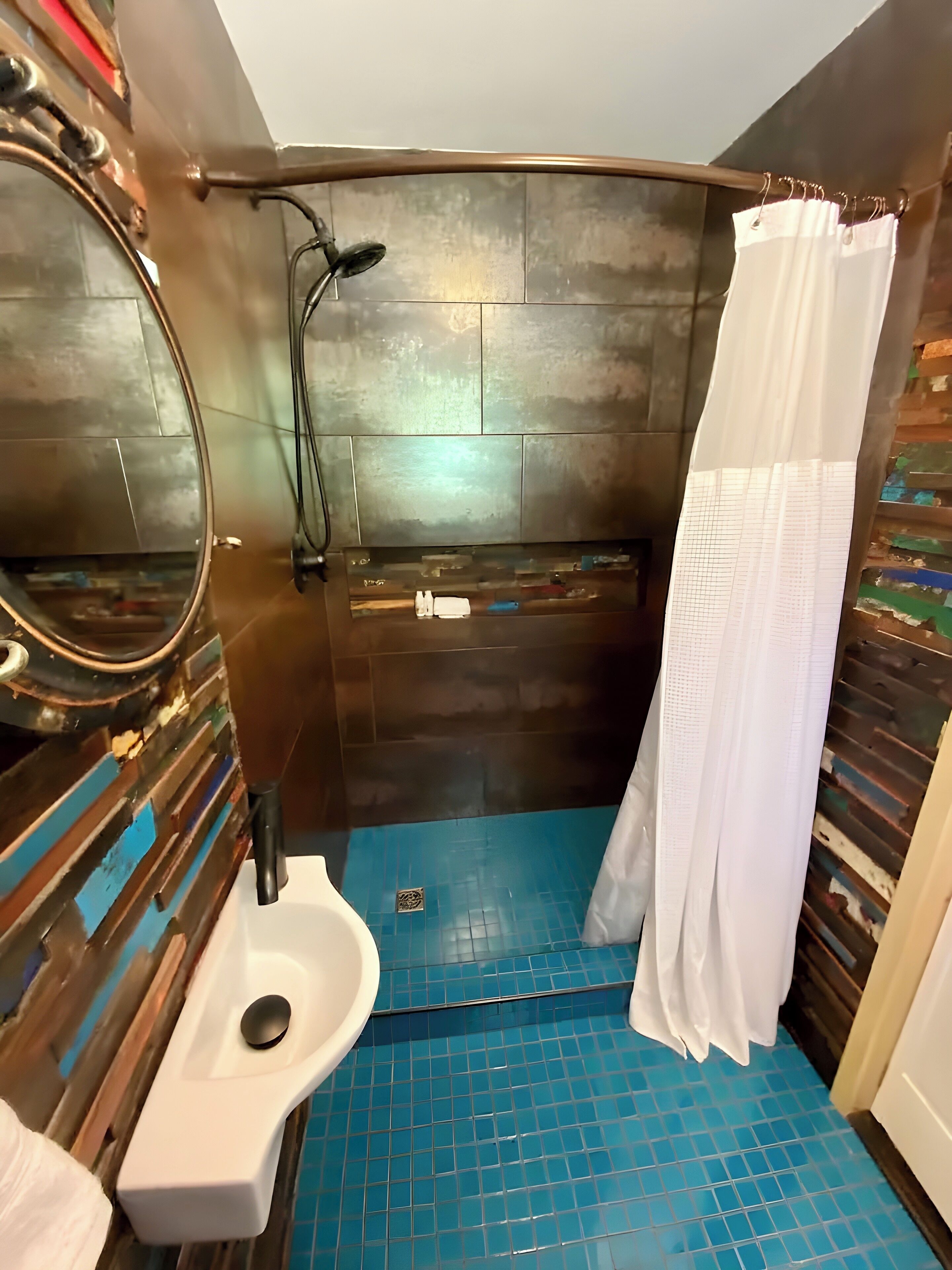 Double Room | Bathroom | Shower, free toiletries, hair dryer, bathrobes