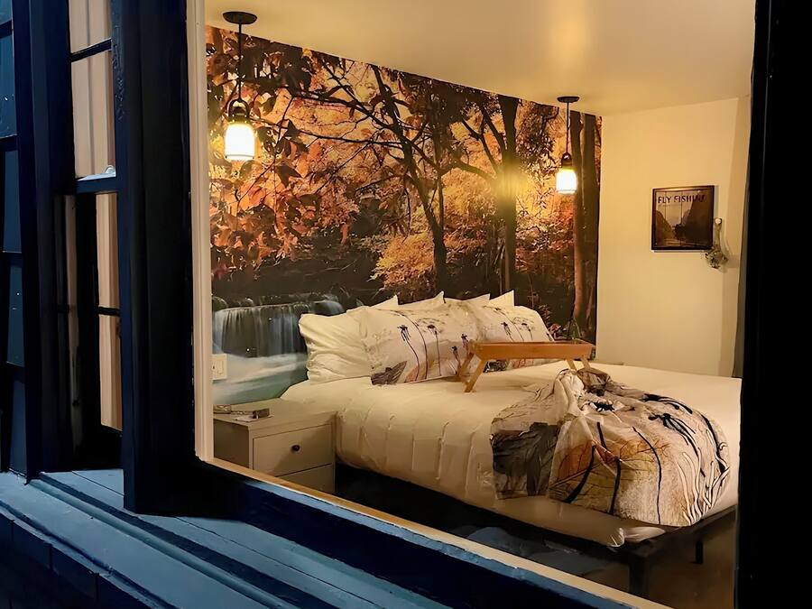 Room, 1 King Bed | In-room safe, blackout curtains, free WiFi, bed sheets