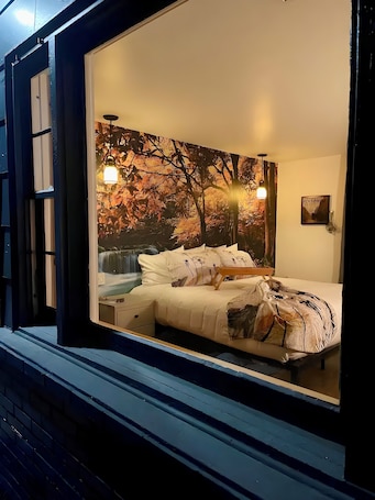 Room, 1 King Bed | In-room safe, blackout drapes, free WiFi, bed sheets