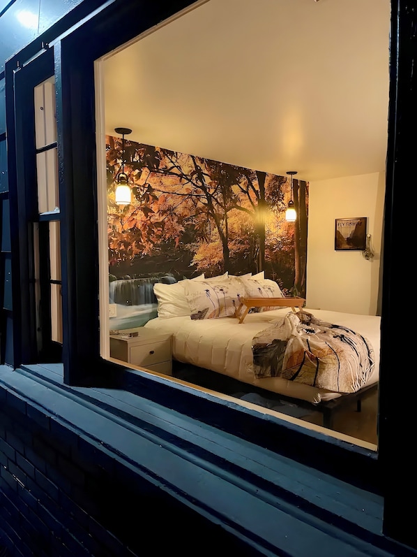 Room, 1 King Bed | In-room safe, blackout curtains, free WiFi, bed sheets