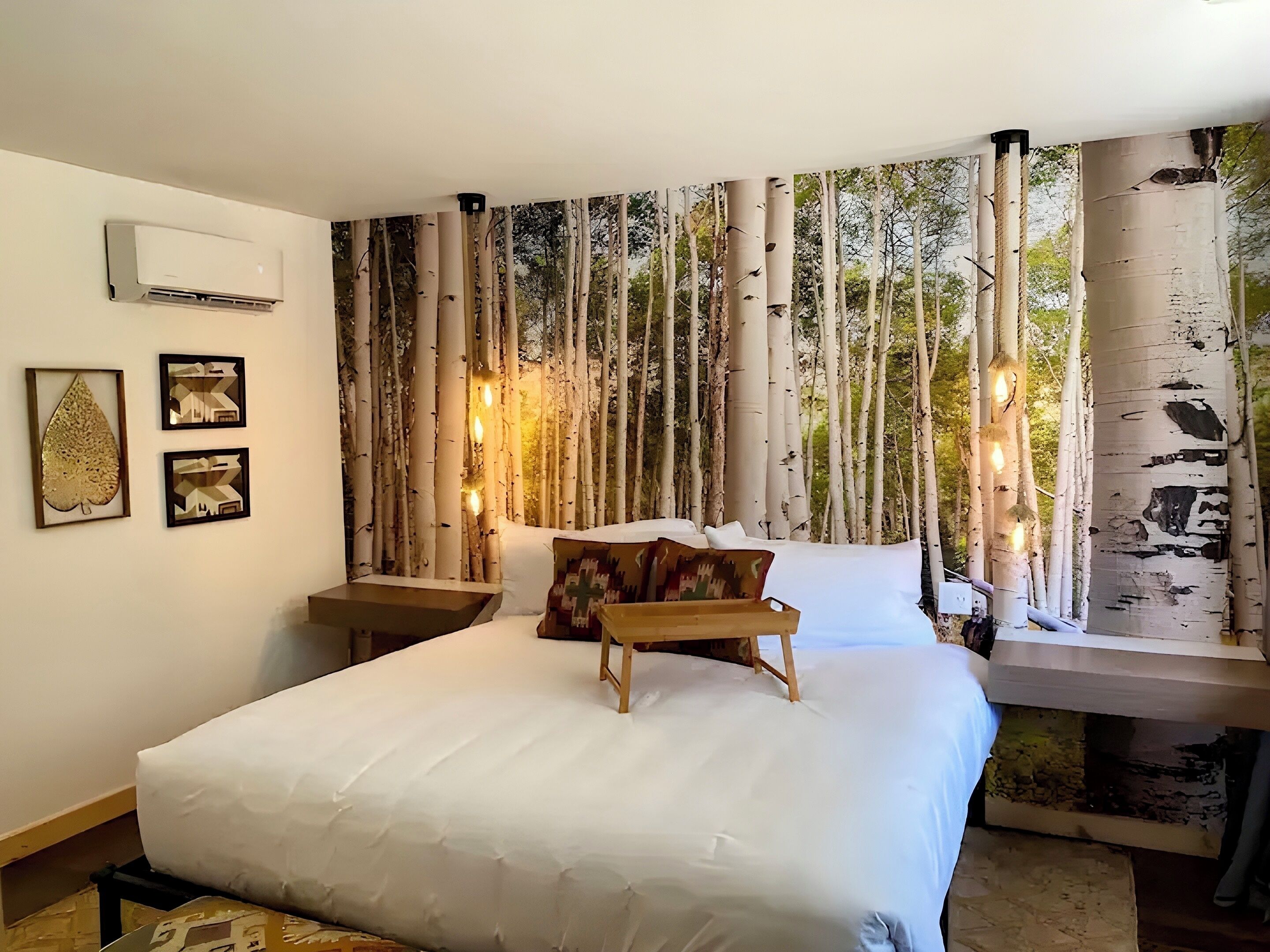 Room, 1 King Bed | In-room safe, blackout drapes, free WiFi, bed sheets